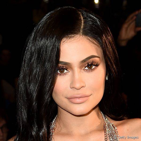 Kylie Jenner aposta no blush Fit Me! para dar uma corzinha saud?vel ?s bochechas(Foto: Getty Images)